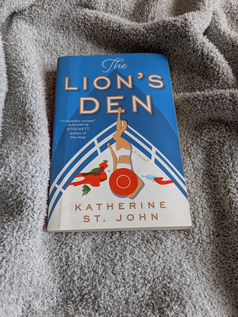 Katherine St. John The Lion's Den - Blue & White Paperback Novel